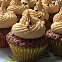 Schokoladen Cupcakes mit Erdnussbutter Topping